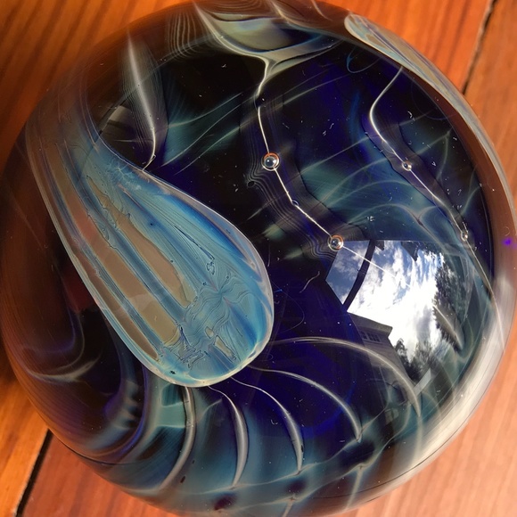 COLLECTORS SIGNED PAPERWEIGHT DEEP BLUE OCEAN - Picture 10 of 13